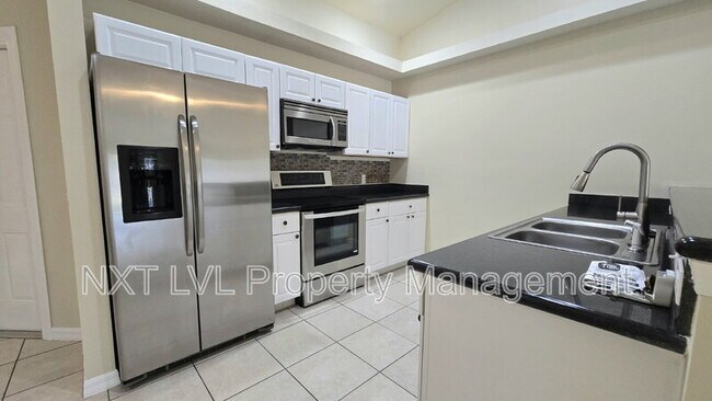 Building Photo - 301 NE 24th Ave