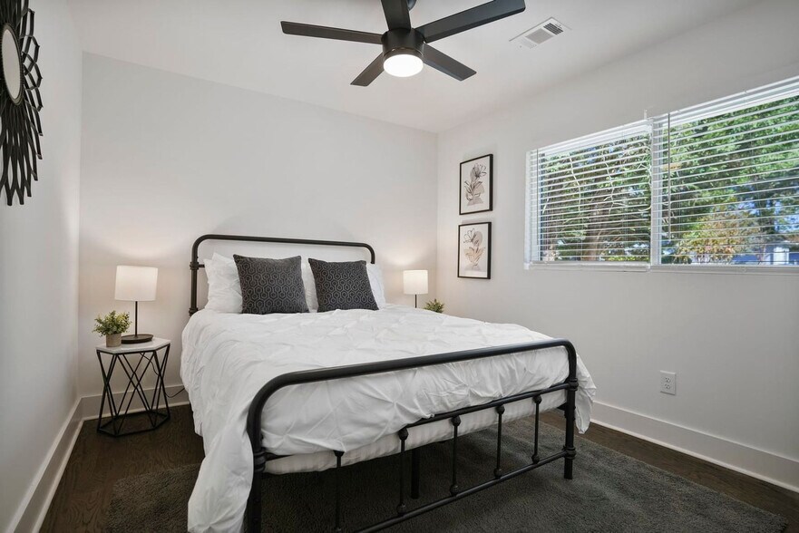 Building Photo - 975 Shadowridge Dr SE