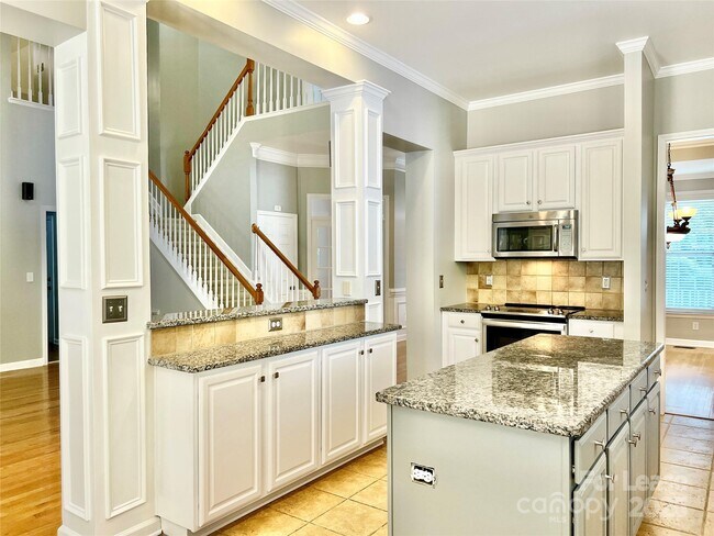 Building Photo - 811 Deercross Ln