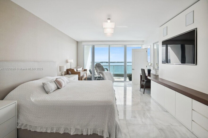 Building Photo - 1331 Brickell Bay Dr