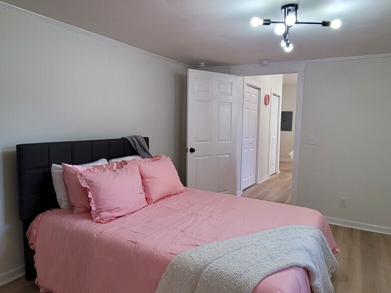 Building Photo - 426 W King St