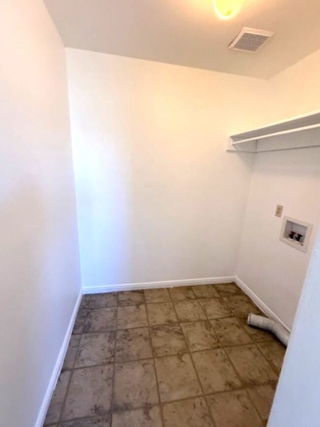 Building Photo - 3 bedroom house in Spring Creek with garage
