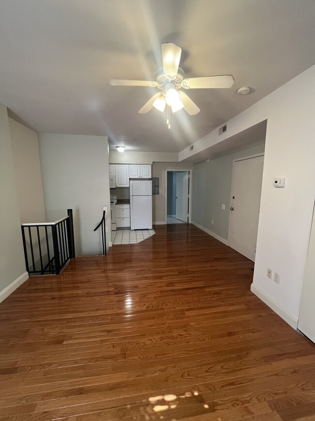 Building Photo - 305 S 11th St