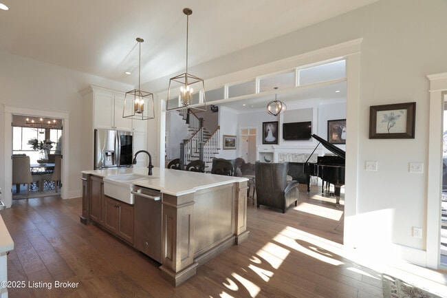 Building Photo - 14000 Glendower Dr