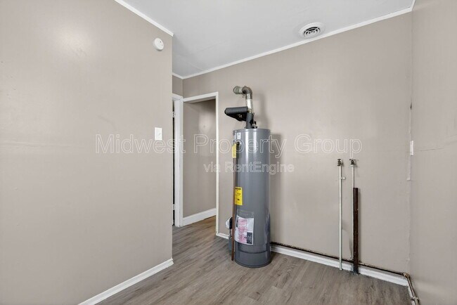 Building Photo - 8921 Higginson Ave