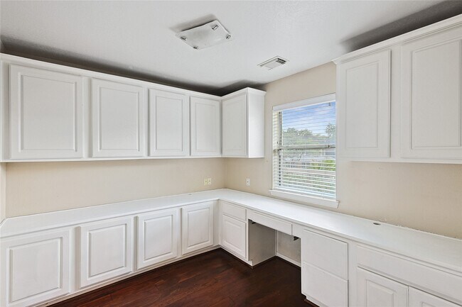 Building Photo - 1423 Meadow Lakes Dr