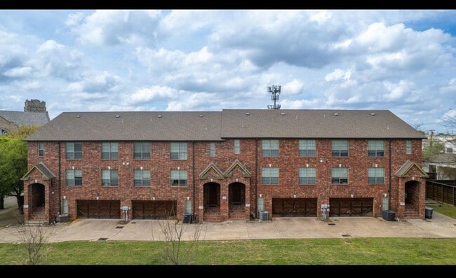Building Photo - 1305 Halcyon Pl