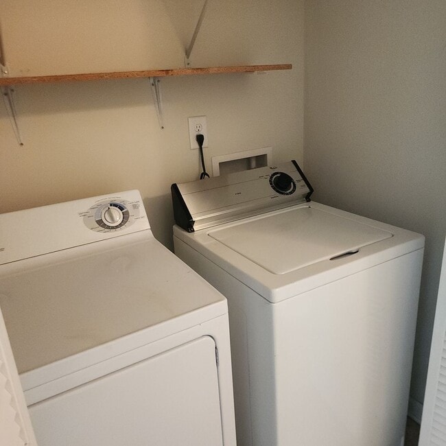 Building Photo - APPLICATION PENDING-3 Level Townhouse For ...