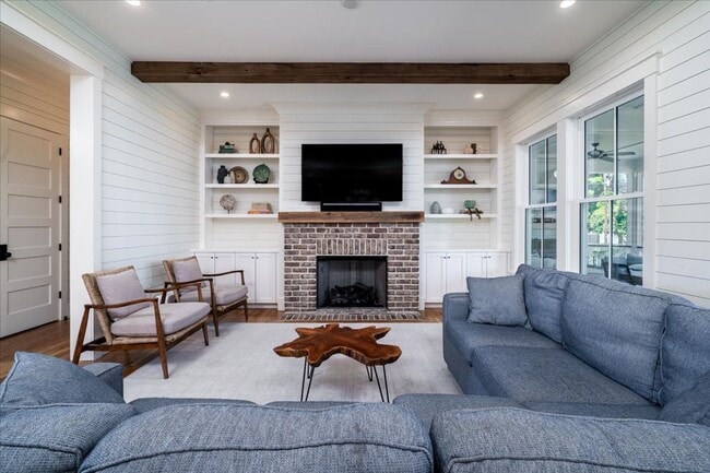 Building Photo - Fully Furnished Home In The Groves