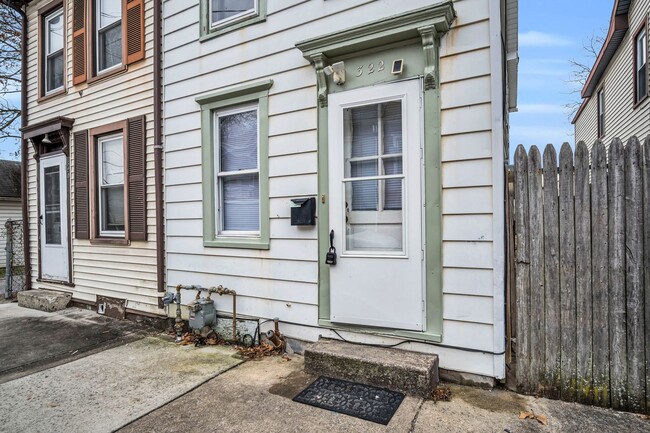 Building Photo - 2 bedroom 1 bathroom located in the heart of Carlisle