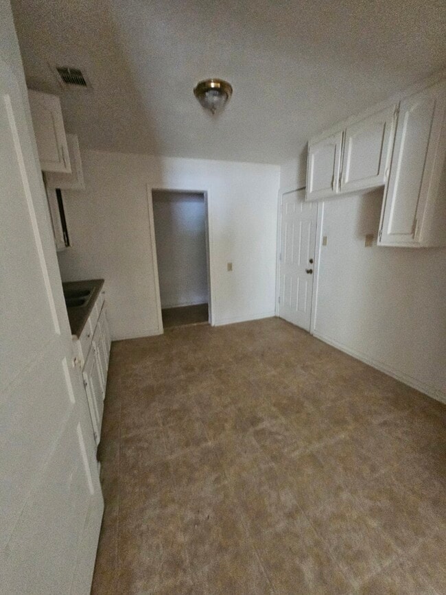 Building Photo - 3203 Hale Ave