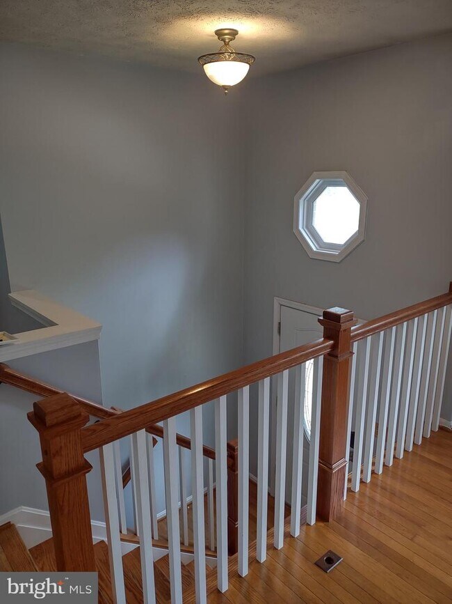 Building Photo - 351 Skyview Dr