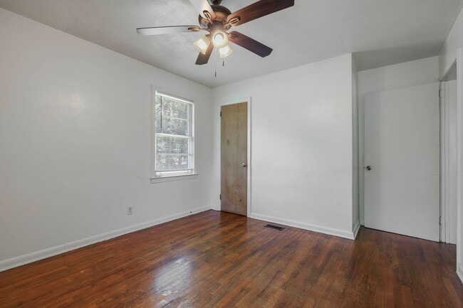 Building Photo - 4 bed 2 bath house, Walk to Stadium!! Available August 2026