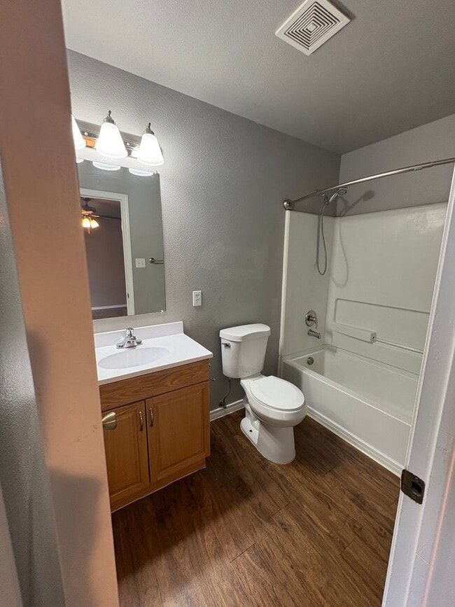 Building Photo - Newly Renovated Town-home