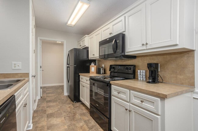 Building Photo - 224 N Oakley Dr