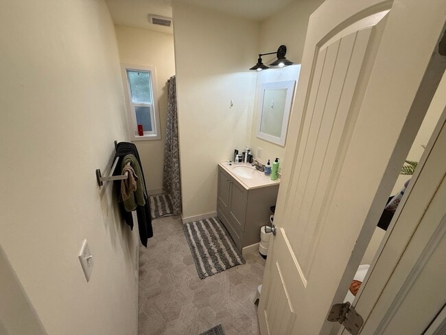 Building Photo - Coolest 6 Bed House in Corvallis