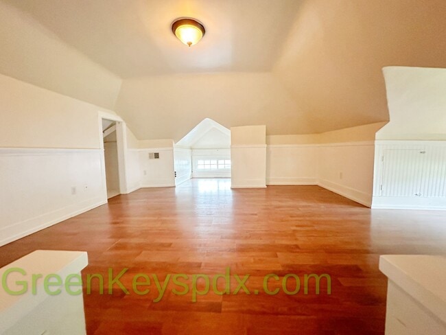Building Photo - 3-bedroom, 2.5-bathroom Craftsman house in...