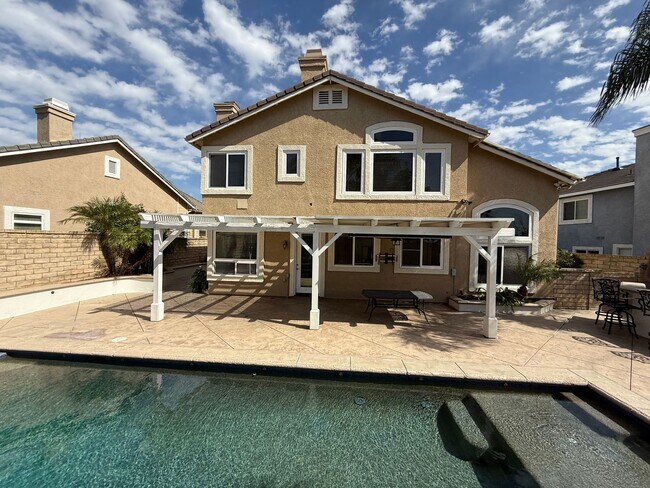 Building Photo - 635 Aliento Way