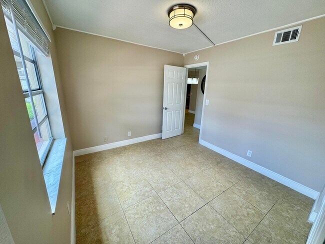 Building Photo - 10008 Twin Lakes Dr