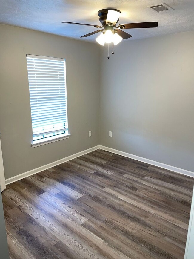 Building Photo - Updated 3/2 with privacy fence!
