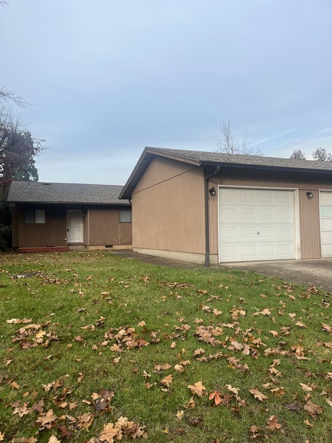 Primary Photo - 2-Bedroom 1-Bathroom Tri-Plex in Thurston!