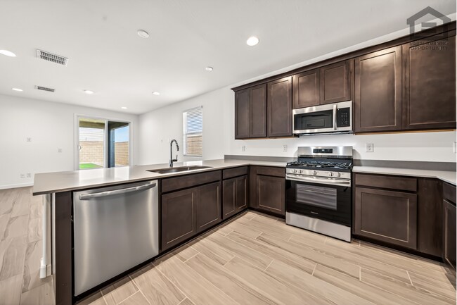 Building Photo - 4Bed/3Bath House at Thomas Rd/99th Ave! Ready for Immediate Move-In! -- Mother-In-Law Suite W/Pri...