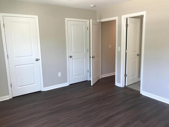 Building Photo - Beautiful 4 bedroom 2.5 bath townhome