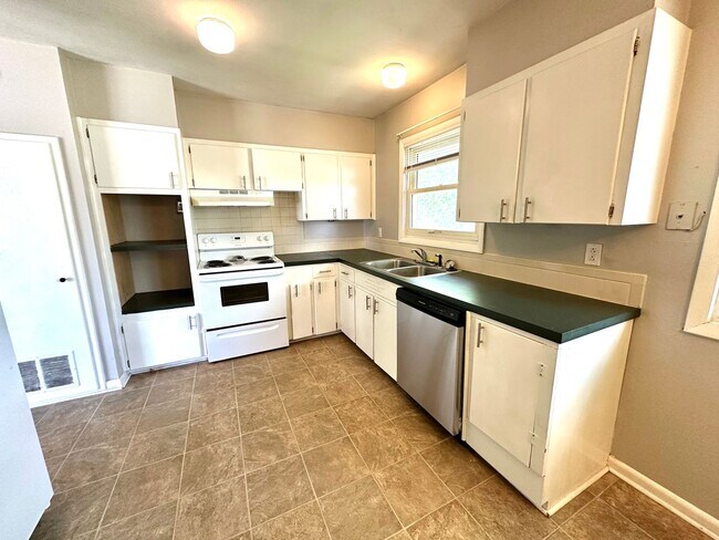 Building Photo - GREAT LOCATION!  3 BEDROOM 1 BATH IN S JOP...