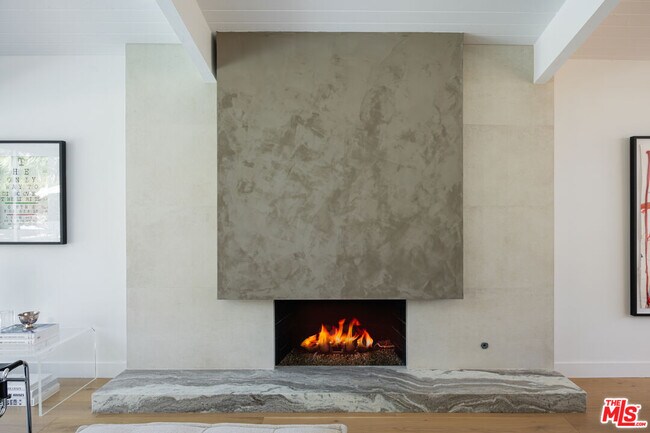 Building Photo - 922 E Anza Dr