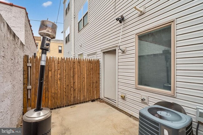 Building Photo - 2528 E Albert St