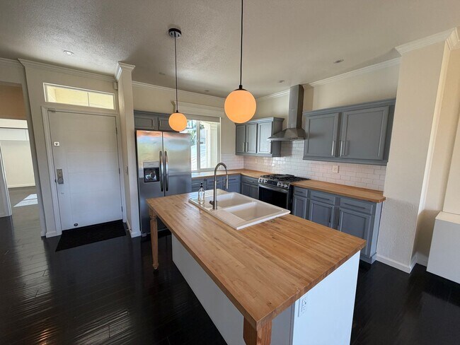 Building Photo - Beautiful Home in Stead!