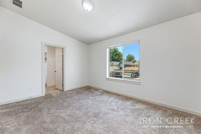 Building Photo - Open Floorplan Townhome with 3 suites