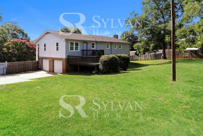 Building Photo - Your DREAM home awaits