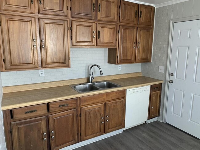 Building Photo - 204 E Fairchild Dr