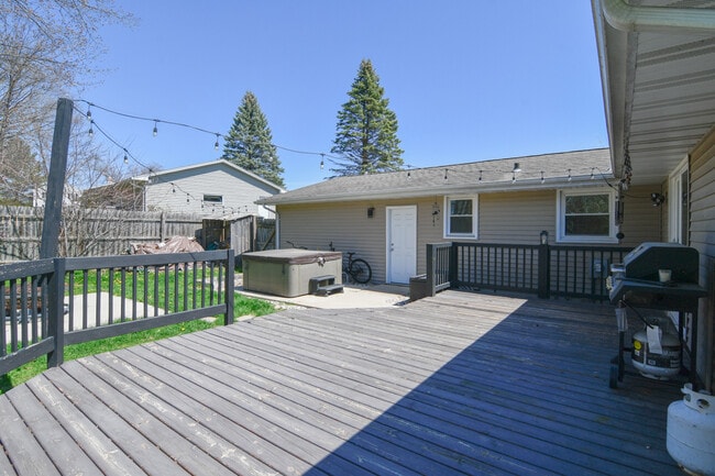 Building Photo - 981 Hillcrest Heights