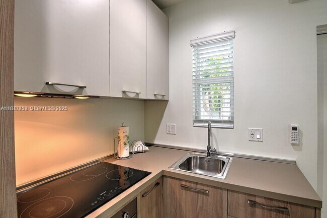 Building Photo - 245 NE 33rd St