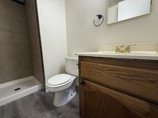Building Photo - New Flooring, no carpet. 2bed 2bath Gated Community with a Swimming Pool