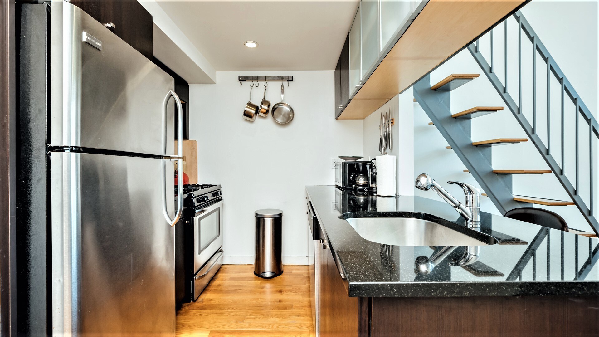 Building Photo - 130 Scholes St