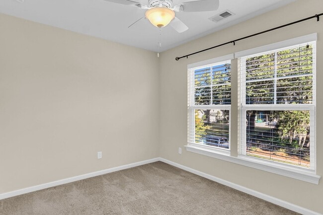 Building Photo - Stunning 3-Bed / 2.5-Bath Home in Park Cir...