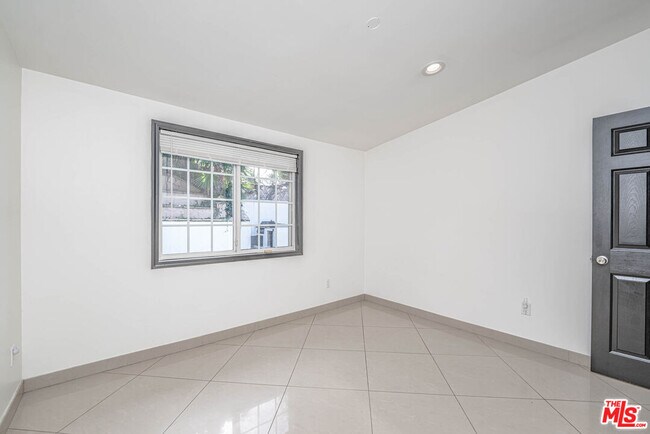 Building Photo - 20746 Clarendon St