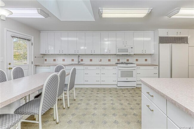 Building Photo - 9 Cloverdale Ln