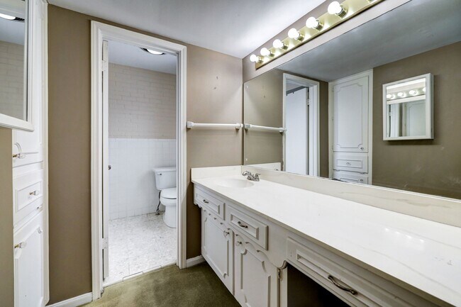 Building Photo - 1422 Walnut Bend Ln