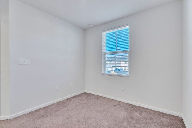 Building Photo - Modern 3BR, 2.5BA Townhouse in Walnut Hill Townes