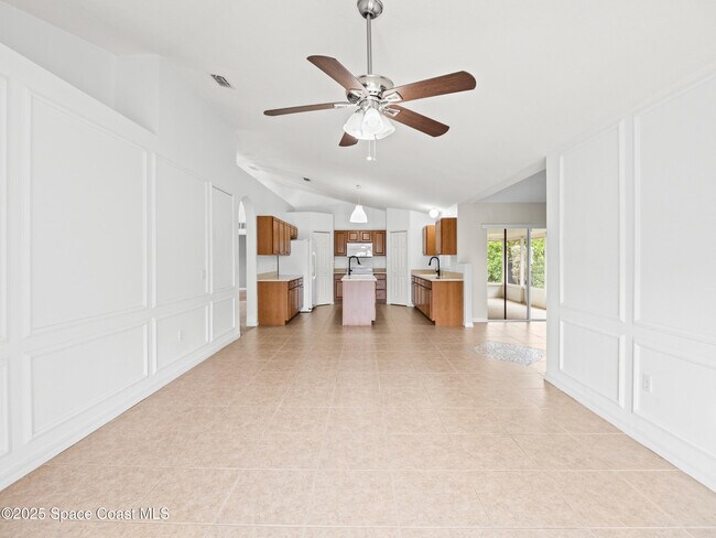 Building Photo - 380 Courtney St