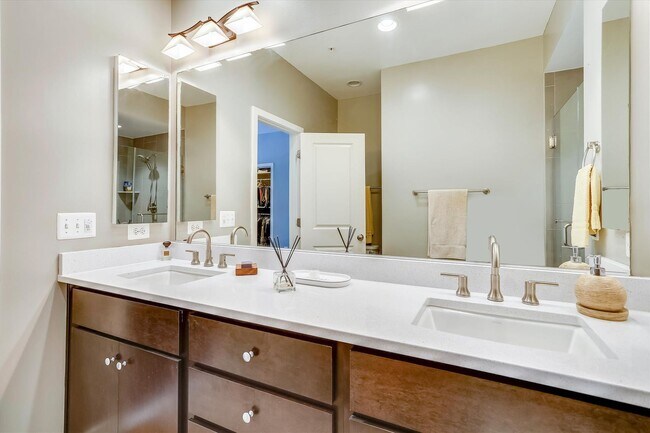 Building Photo - GREAT LOCATION!! Stunning 3BD/3.5BA luxury 4-level townhouse!