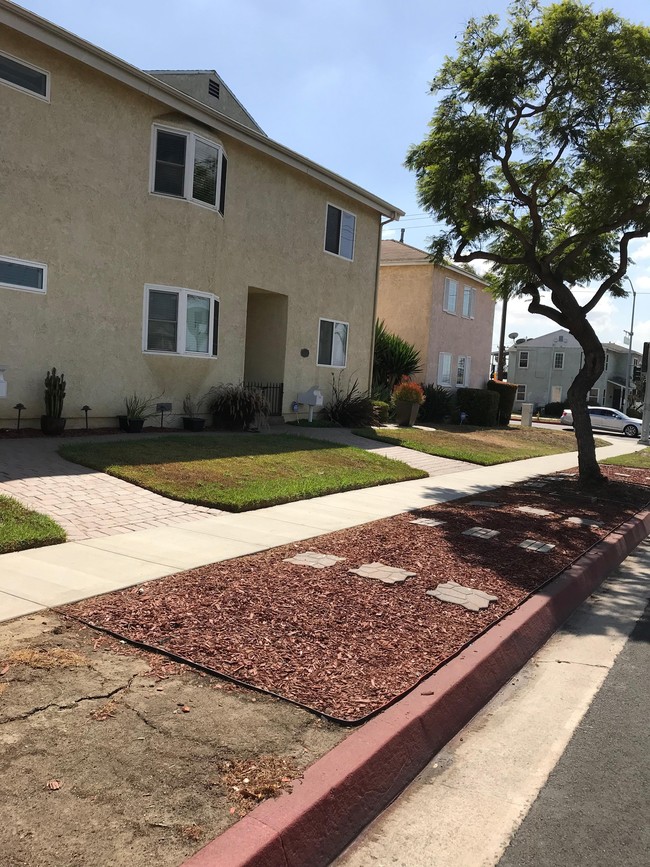 Building Photo - 10262 S Van Ness Ave