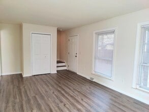 Building Photo - 478 Robbe Ave