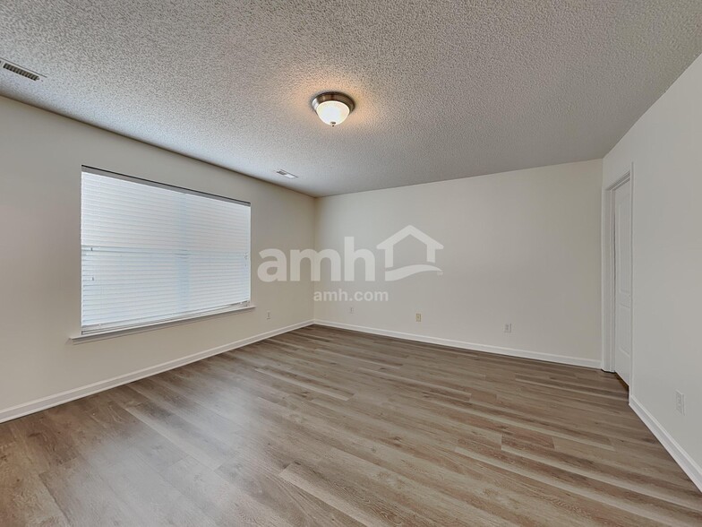 Building Photo - 6004 Glen Way Dr