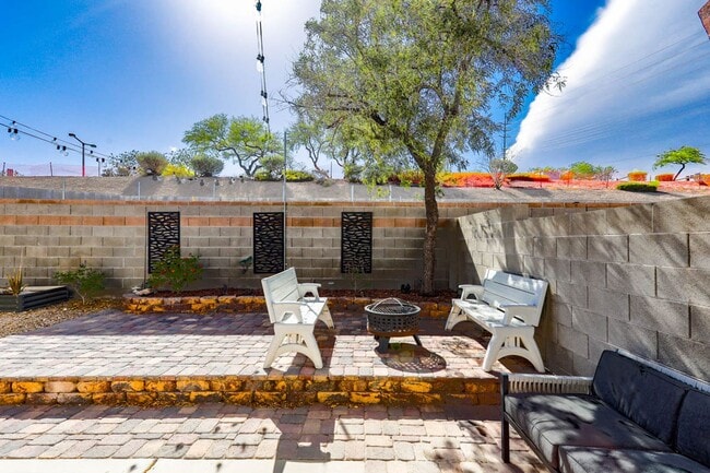 Building Photo - Beautiful One Story 2 Bedroom Townhome With 2 Car Attached Garage