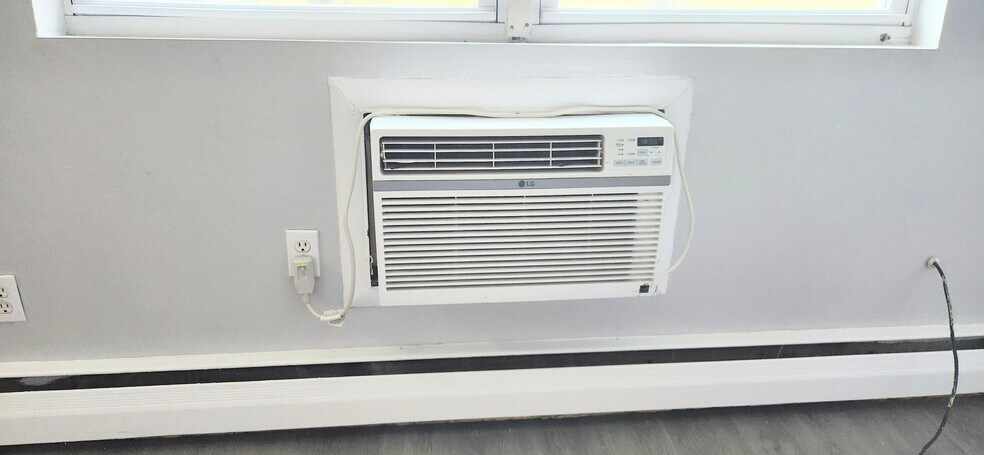 Building Photo - 3025 Devereaux Ave